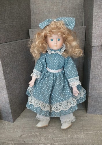Puppe mit blauem - , kleid
