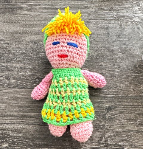 Gehäkelte spielpuppe aus - gehäkelte,