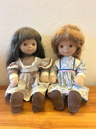 Zwei mädchen puppen - zwei,